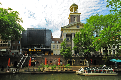 903260 Gezicht op de voorgevel van het huis 't Vagevuur (Oudegracht 71) te Utrecht, ingeklemd tussen de bioscoop ...